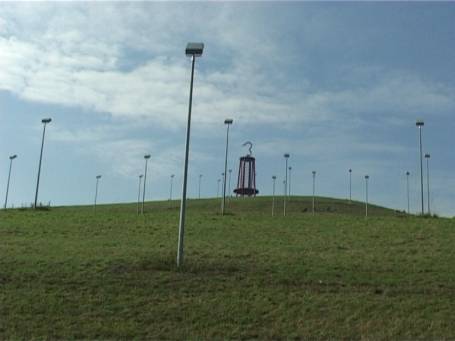 Moers : Halde Rheinpreussen, Blick auf die Leuchtmasten und Grubenlampe